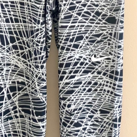 LIKE NEW Nike Pro leggings - Picture 4 of 4